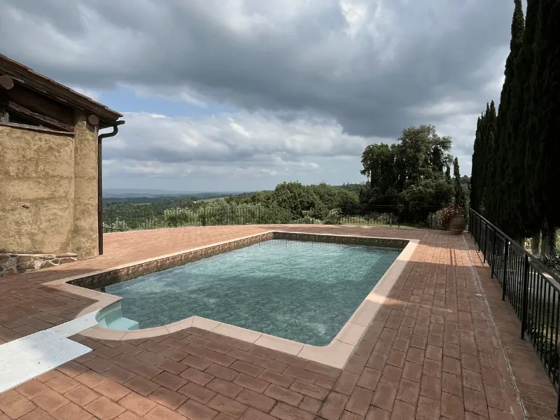 Piscina con vista sulle colline toscane