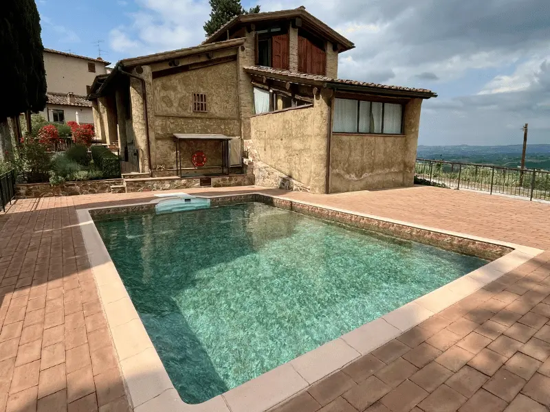 Piscina con vista sulle colline toscane