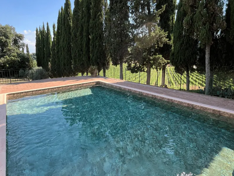 Piscina con vista sulle colline toscane