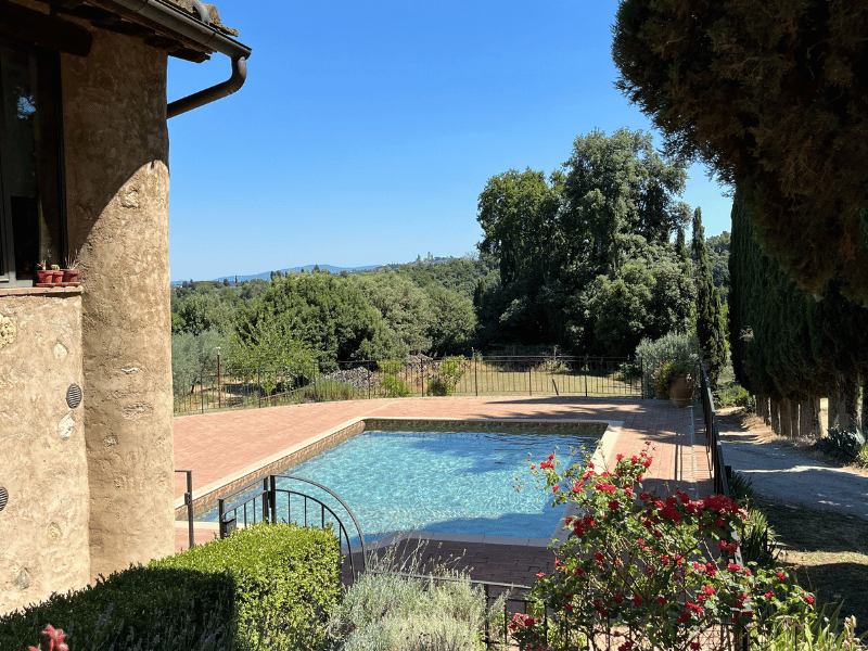 Piscina con vista sulle colline toscane